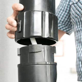 Bild av person som monterar Soldusch Classic vridbart duschhuvud med trädgårdsslang