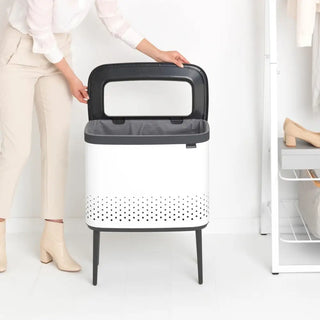 Vit Brabantia Bo Tvättkorg med svart lock och polka-dot botten, perfekt för tvätten