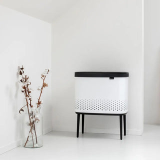 Vit Brabantia tvättkorg med svart lock och små svarta prickar för organiserad tvätten