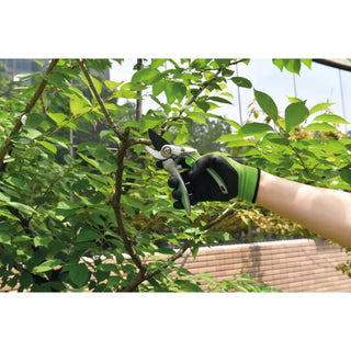 Glove hand holding Yardsmith Sekatör Sidoskär pruning shears for gardening