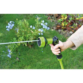 Grön och svart handhållen trädgårdsslangmunstycke med olika sprutfunktioner för rengöring