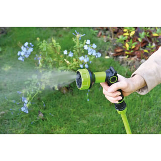 Hand som håller Yardsmith Sprinklerpistol med olika sprutfunktioner för trädgården