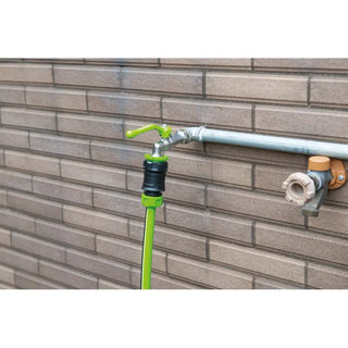 Garden hose ansluten till utomhuskran med Yardsmith Slangkopplingset 3 Delar, snabbkoppling ½ tum