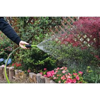 Bild på person som håller Yardsmith Bevattningsset med snabbkoppling ½ tum och vatten