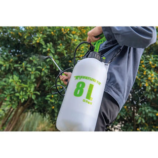 White och grön handhållen yardsmith tryckspruta med axelrem för städprodukter