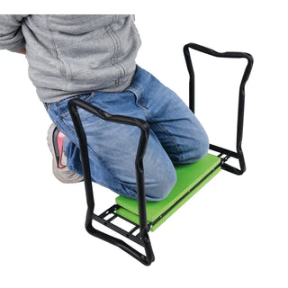 Person använder en bärbar grön trädgårdspall Yardsmith med handtag och metallram