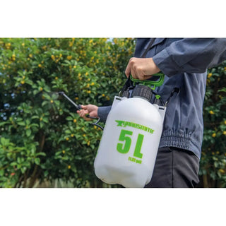 Bild av person som använder Yardsmith Tryckspruta 5L för att spraya växter