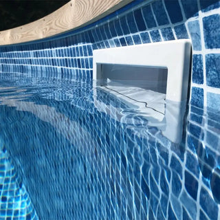 Vit plastskimmer i blå mosaikpoolvägg för effektiv filtrering i premium stålväggspooler
