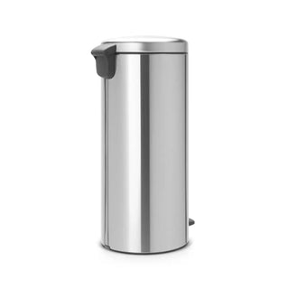 Stainless steel Brabantia Ny Ikon pedalhink 30L med svart lockhandtag, fingerprintproof och slitstark material