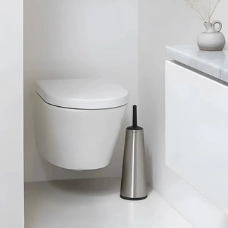Modern väggmonterad toalett med minimalistisk design och Toalettborste Brabantia Classic