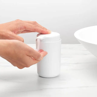 Tvålpump i vit keramik med pump.