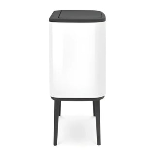 Vit rektangulär trash can med svart lock och ben, ideal för effektiv sopsortering