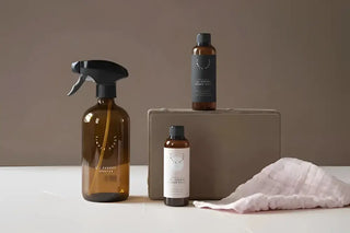 Amber glasflaska med svart spraymunstycke för enkelvaror påfyllning och allrengöringsmedel