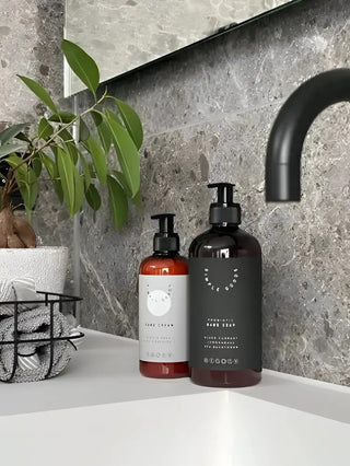 Två pumpflaskor av SIMPLE GOODS Refill Hand Soap Lemongrass Black Currant med ekologiska ingredienser och cocoyl glutamate