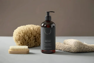 Amber pumpflaska med body wash från SIMPLE GOODS med ekologiska ingredienser och cocoyl glutamate