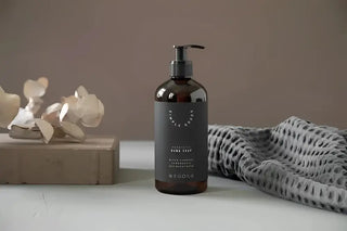 Dark bärnstensfärgad pumpflaska med flytande tvål från Simple Goods med ekologiska ingredienser