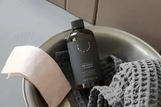 Dark amber flaska av SIMPLE GOODS universal cleaner med svart etikett och återvunnen PET-plast