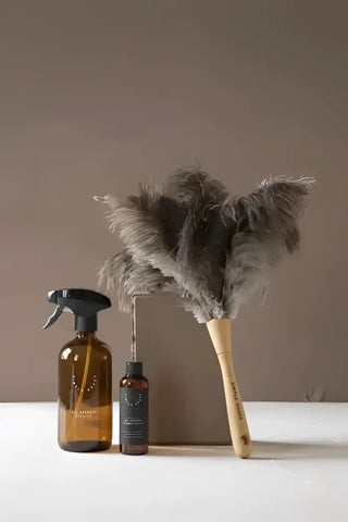 En mjuk grå fjäderpensele med trähandtag för SIMPLE GOODS Allrengöringsmedel