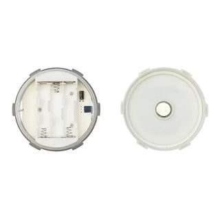 En öppen cirkulär batteridriven pucklampa med magnetisk baksida.