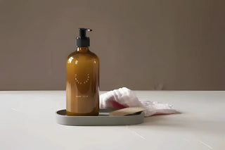 Amber glas pumpflaska med enkel rengöringsmedel från SIMPLE GOODS för städprodukter