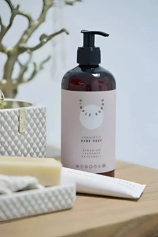 Amberflaska med SIMPLE GOODS handtvål med ekologiska ingredienser och cocoyl glutamate