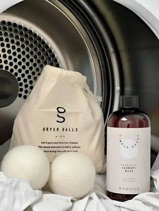 Laundry produkter för torktumlare med wool dryer balls och SIMPLE GOODS Laundry Wash Lavender Patchouli 500ml med probiotiska bakterier och eteriska oljor