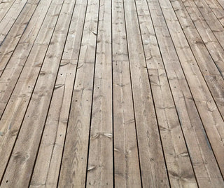 Väderbitna trädäcksbrädor.