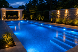 Poolbelysning LED 2026 — vit eller RGB, vilket väljer du?