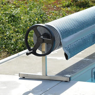 Rolld blå solskydd för pool på Upprullningsenhet Mobil 210 - 550 cm med robust konstruktion och smidig hantering