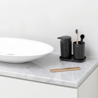 Bild av badrumsmöbel med brabantia tvålpump mörkgrå och vit tvättställsbas