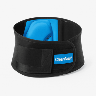 CleanNest – Städbälte ryggstöd med blå inlägg, designat för att minska ryggsmärta vid städning. Justerbart bälte i svart material.