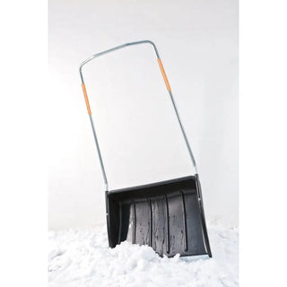Bild av svart snöskyffel med metallhandtag och orange handtag för fiskars snowxpert™ snösläde