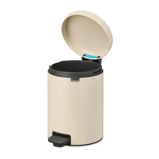 Brabantia NY Ikon plastvalen pedalhink i mjuk beige med öppen lock och mörk inre korg