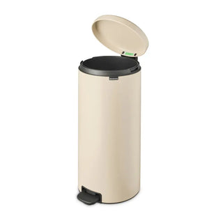Creamfärgad Brabantia New Icon pedalhink med öppen lock för havsreningsprojekt