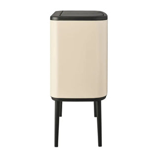 Creamfärgad Brabanita Bo Touch Bin med justerbara fötter och svart lock