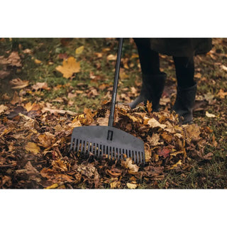 Bild på Fiskars Solid™ M lövräfsa för krattning runt träd med svart blad och lång handtag