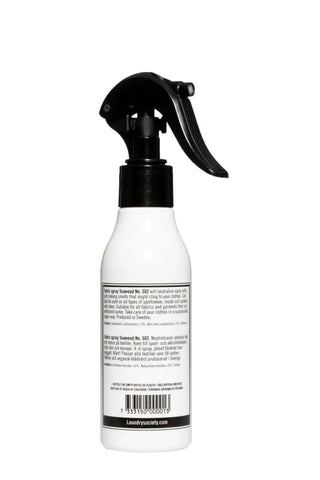 Vit sprayflaska med svart trigger för Laundry Society Tvättspray True Denim No 501, ett städprodukter rengöringsmedel för fräscha längre
