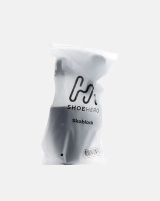 Vit plastpåse med Skoblock rengöringsmedel för skons form och städprodukter