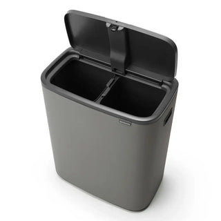 Brabantia Bo Touch avfallsbehållare med öppen lock och platta baksida för effektiv sopsortering