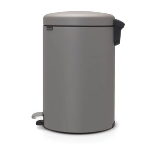 Matte grå Brabantia Ny Ikon pedalhink 20L i slitstarkt material med svart lock