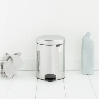 Brabantia Ny Ikon rostfri pedalhink 5L med glänsande rund plastvalen och ocean rengöring