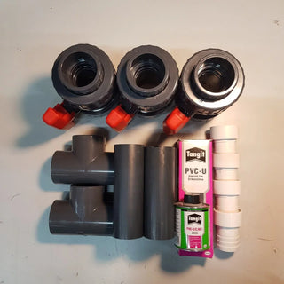 Komplett by-pass anslutningssats med kulventiler, T-rör, PVC-rör, slangkopplingar och PVC-lim. Passar 50 mm och 38 mm poolinstallationer.