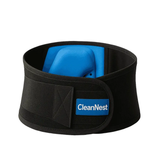 CleanNest – Städbälte ryggstöd placerat på ett bord i hemmiljö. Ergonomiskt stöd för ryggen vid dammsugning och moppning.
