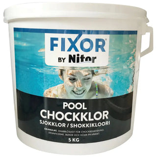 En vit hink med granulerad poolchockklor för vattenbehandling.
