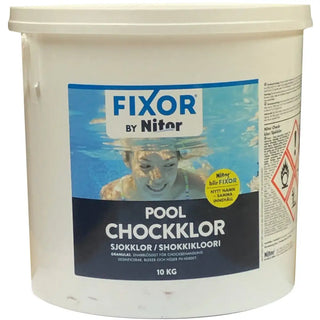 En vit hink med poolchockklor för vattenbehandling.