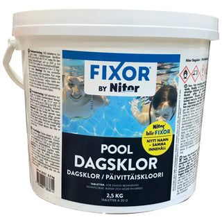 Vit plasthink med klortabletter för pool.