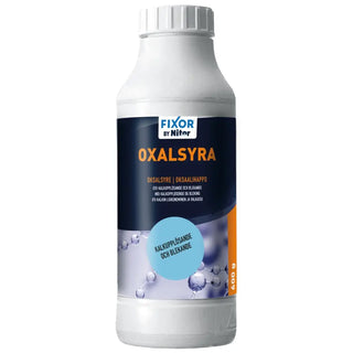 Vit plastflaska med oxalsyra med mörkblå etikett.