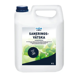 En genomskinlig plastkanna med sanerinsvätska med mörkblått skruvlock.