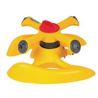 Gul roterande gräsmattessprinkler med tre justerbara sprutarmar.