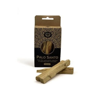 En låda med Palo Santo-vedpinnar för eldning.